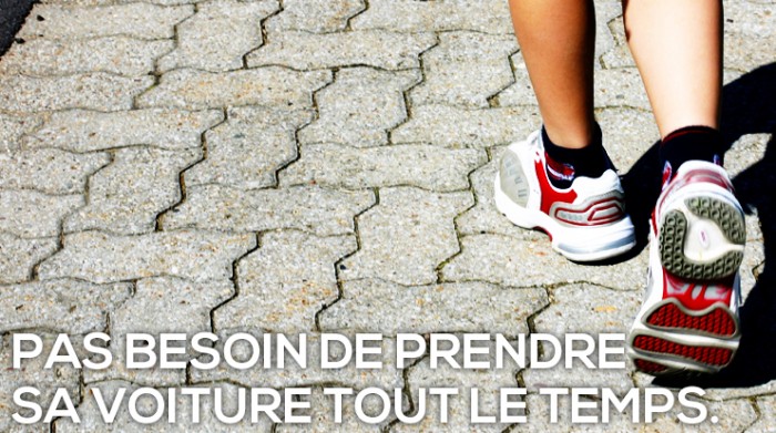 soulier sur un trottoir
