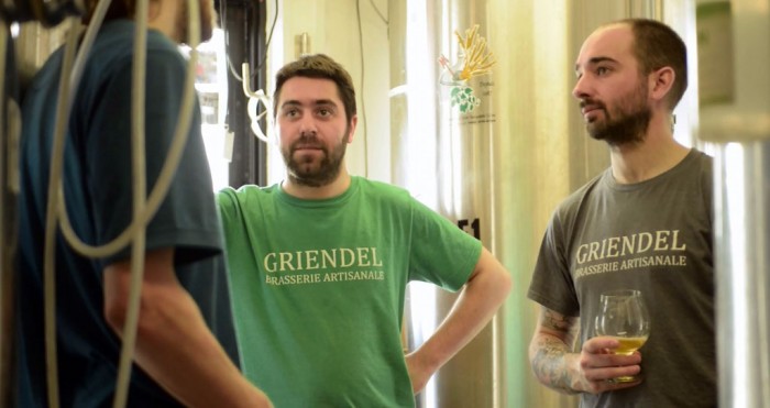 Olivier Savary et Martin Parrot pendant le brassage de la Bostocke à La Souche