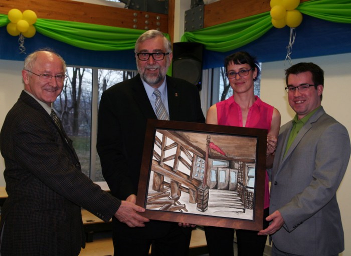 Le père Gérard Busque, le conseiller Yvon Bussières, la peintre Marie-Ève Gauvreau et Jonathan Lessard, président des Loisirs St-Sacrement