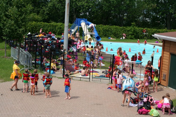 Des jeunes dans un camp d'été