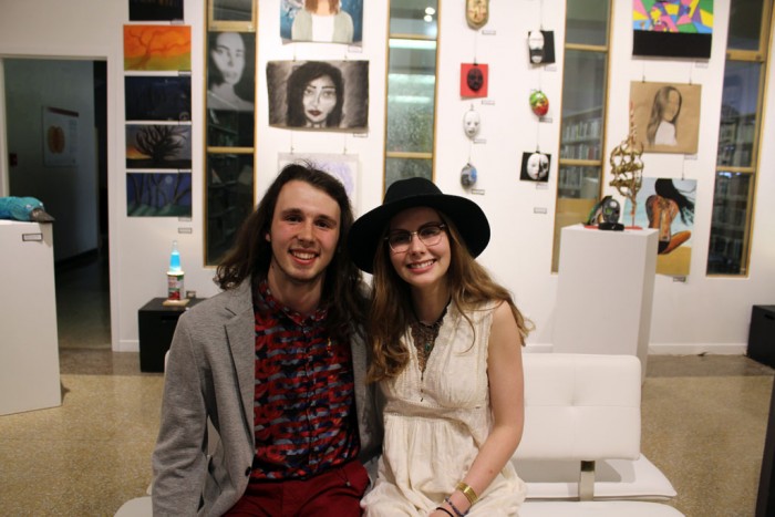 2 élèves ouvrent une galerie d'art
