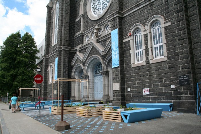 Parvis de l'église Saint-Charles