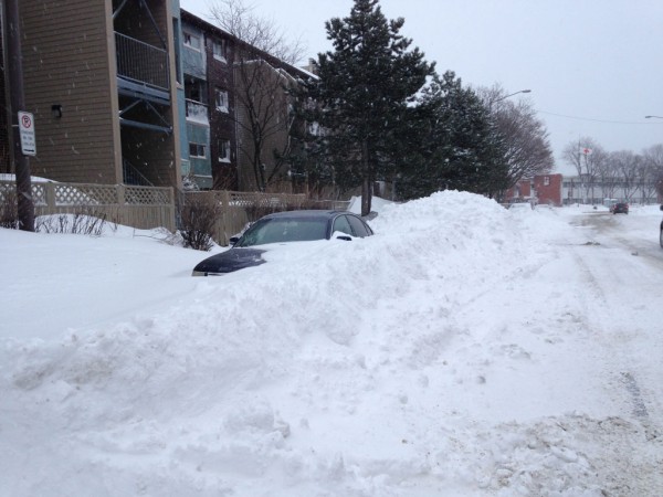 voiture prise dans un banc de neige