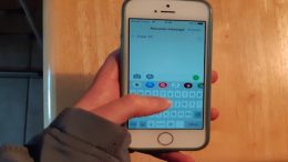 Main qui texte sur un cellulaire