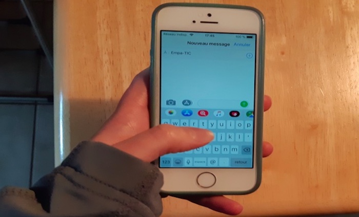 Main qui texte sur un cellulaire