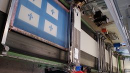 Deux hommes impriment un drapeau