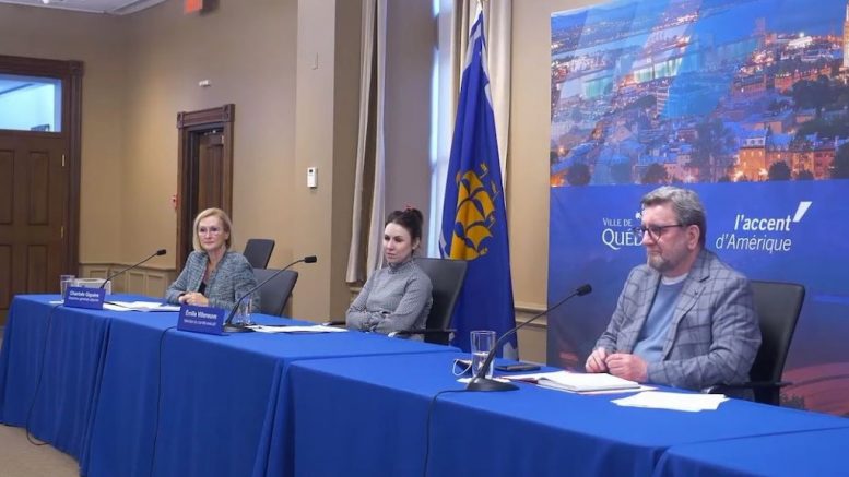Chantale Giguère, Émilie Villeneuve et le maire Régis Labeaume, le 2 mars.