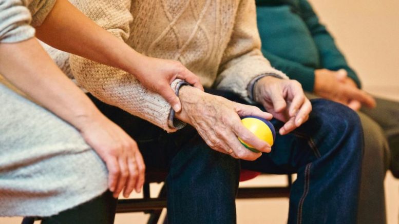 Trois personnes assises dont une tient une balle