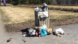 Poubelle qui déborde au parc du Bois-de-Coulonge