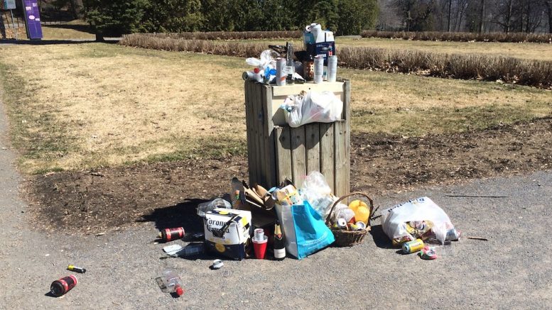 Poubelle qui déborde au parc du Bois-de-Coulonge