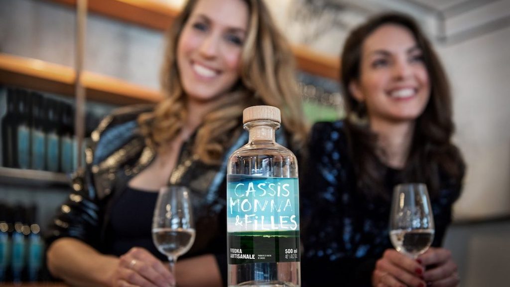 une-vodka-pour-cassis-monna-filles-le-carrefour-de-qu-bec