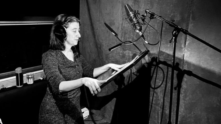 La comédienne Véronika Makdissi-Warren dans un studio d'enregistrement