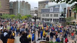 Des gens rassemblés à la place d'Youville pour la marche pour le climat