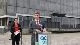 Le chef de Québec 21, Jean-François Gosselin, avec la candidate de son parti dans le district de Cap-aux-Diamants, Cynthia Laflamme.