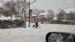 Un valeureux cycliste bravant des conditions difficiles.