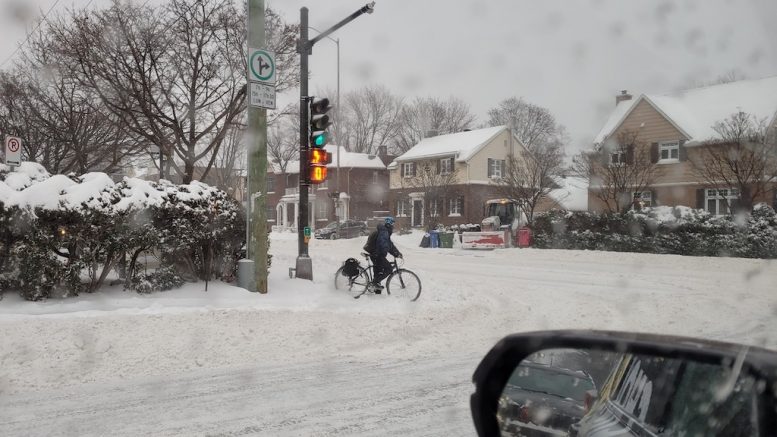 Un valeureux cycliste bravant des conditions difficiles.
