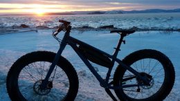 Fatbike sur rive enneigé