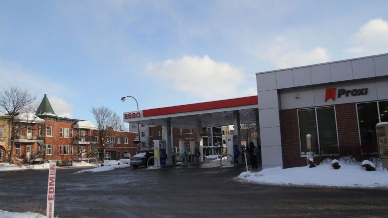 La station-service Esso, au coin de la 4e Rue et de la 3e Avenue