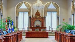 L'intérieur de la salle du conseil de ville