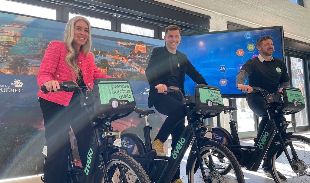 Maude Mercier-Larouche, Bruno Marchand et Pierre-Luc Lachance étaient fiers d'annoncer le déploiement à plus large échelle du service àVélo, le 11 avril 2022.