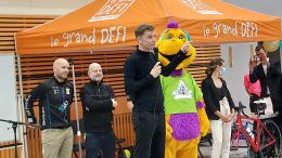 Bruno Marchand, maire de Québec, devant Steeve Verret (conseiller de Lac-Saint-Charles - Saint-Émile et capitaine de l'équipe de la Ville de Québec), David Weiser (conseiller du Plateau), la mascotte T-Rex et la députée Joëlle Boutin (Jean-Talon).
