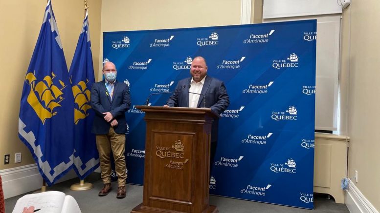 Le chef de l'opposition, Claude Villeneuve, en compagnie du conseiller de Saint-Rodrigue, Claude Lavoie.