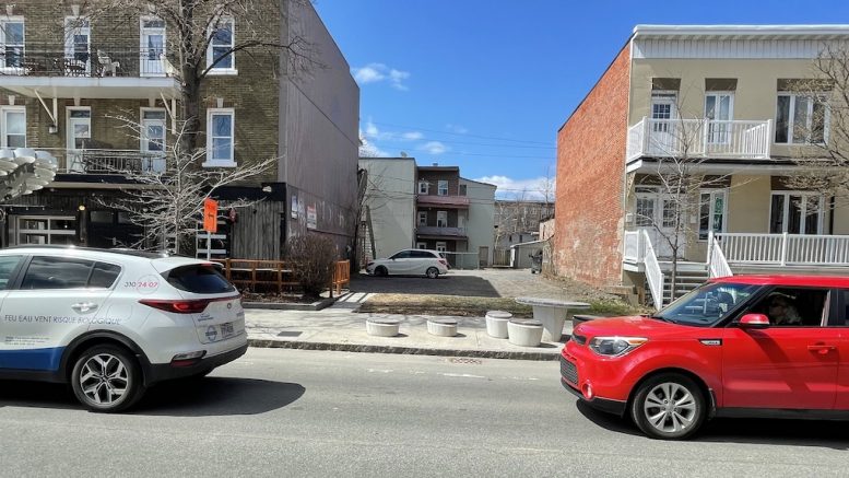 Il y aura bientôt un immeuble de trois étages sur ce lot, au 617, 3e Avenue
