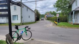 Vélo stationnée devant la côte Royale