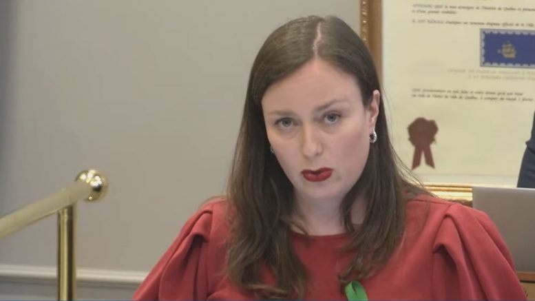 La conseillère municipale de Limoilou, Jackie Smith, à la réunion du conseil de ville le 2 mai 2022.