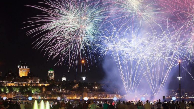 Feux d'artifices dans le port de Québec