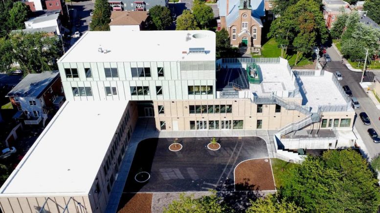 La nouvelle école laboratoire primaire Stadacona, situé à l’extrémité ouest du quartier Limoilou, à l’angle de l’avenue François-1er et de la rue de l’Espinay