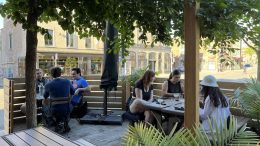 La terrasse du restaurant Tumi dans Saint-Sauveur. Crédit photo : Mélissa Gaudreault