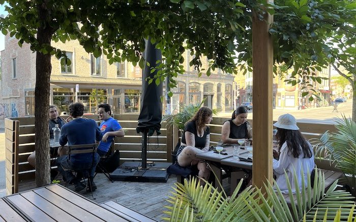 La terrasse du restaurant Tumi dans Saint-Sauveur. Crédit photo : Mélissa Gaudreault