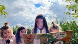 Karolane Carrière, un parent et trois petites exploratrices. Crédit photo : Patricia Cadavjac