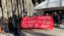 Groupe de personnes qui manifestent pour un meilleur financement pour les groupes communautaires.