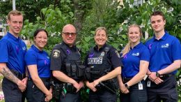 Les étudiants et leurs constables, dont Stéphan Laliberté au troisième rang, qui collaboraient au programme À la rencontre des aînés à l'été 2022