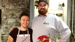 Martin, propriétaire de la sandwicherie Ficelle et Mélina, une employée