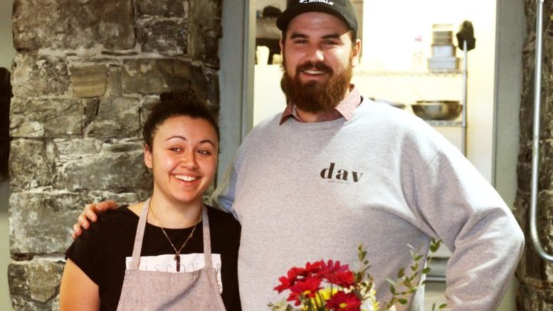 Martin, propriétaire de la sandwicherie Ficelle et Mélina, une employée