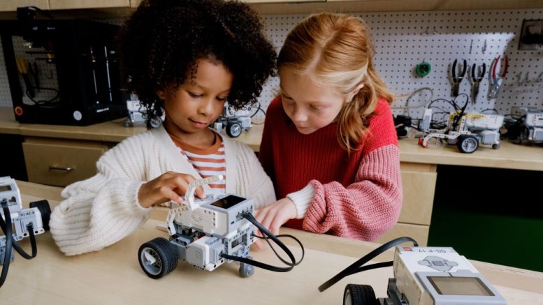 Défi LCDF offre des équipements technologiques à 6 écoles de Québec. Crédit photo : Courtoisie