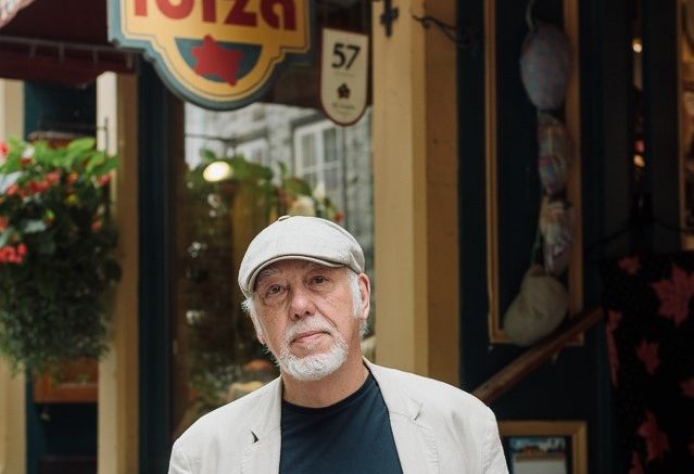 M. Juan Hernandez et la boutique Ibiza. Crédit photo : Marion Desjardins (photo recadrée)