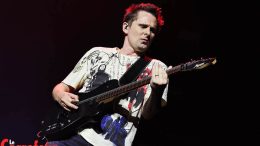 Matt Bellamy jouant de la guitare