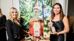 Marie-Josée Fortin, créatrice du rhum Artémisaccompagnée de Jocelyne Dumont, l'artiste qui a réalisé l'illustration de la bouteille. (Crédit photo : Courtoisie)