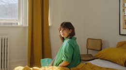 Guylaine Tremblay assise sur un lit