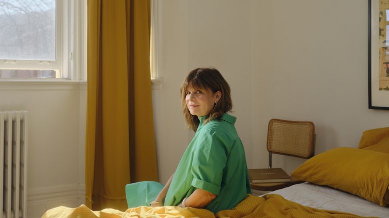 Guylaine Tremblay assise sur un lit
