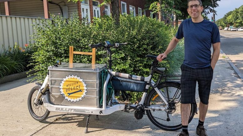 Avec son vélo cargo, Alexandre St-Laurent se déplace à domicile pour l'entretien des vélos (Crédit Noémie Berne)