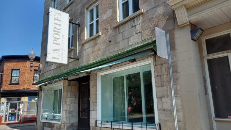 La Porte est un nouveau salon de coiffure qui donne sur la rue du Pont.