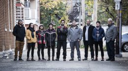 Les représentants du Front Commun BVLV. De gauche à droite : Alexandre Allard (Engrenage Saint-Roch), Estelle Lacourse-Dontigny (Conseil de quartier de Saint-Sauveur), Cyane Topalović-Tremblay (Comité des citoyennes et citoyens de Saint-Sauveur), Maude Samson-Gauthier (La Ruche Vanier), Mathieu Caron (Emprises - espaces urbains), Jean-François Vallée (Conseil de quartier de Lairet), Raymond Poirier (Conseil de quartier du Vieux-Limoilou), Joséphine Hénault (Conseil de quartier de Maizerets) et Daniel A. Guay (Table citoyenne Littoral Est). (Crédit photo : Elias Djemil)