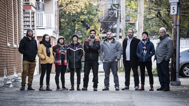 Les représentants du Front Commun BVLV. De gauche à droite : Alexandre Allard (Engrenage Saint-Roch), Estelle Lacourse-Dontigny (Conseil de quartier de Saint-Sauveur), Cyane Topalović-Tremblay (Comité des citoyennes et citoyens de Saint-Sauveur), Maude Samson-Gauthier (La Ruche Vanier), Mathieu Caron (Emprises - espaces urbains), Jean-François Vallée (Conseil de quartier de Lairet), Raymond Poirier (Conseil de quartier du Vieux-Limoilou), Joséphine Hénault (Conseil de quartier de Maizerets) et Daniel A. Guay (Table citoyenne Littoral Est). (Crédit photo : Elias Djemil)