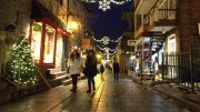 les heures d'ouverture des commerces seront-elles un enjeux des élections? Photo : Le petit Champlain, à Québec, pour Noël. (Crédit : Estelle Lévêque)