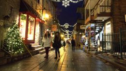 Le 31 décembre 2023 et 1er janvier 2024, quels services et commerces seront ouverts ? Photo : Le petit Champlain, à Québec, pour Noël. (Crédit : Estelle Lévêque)